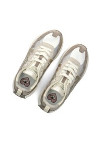 Beige und weiße Sportsneaker mit Wildlederakzenten, Mesh-Details und einem einzigartigen Innensohlen-Design mit Herzmotiv und Regenbogen.