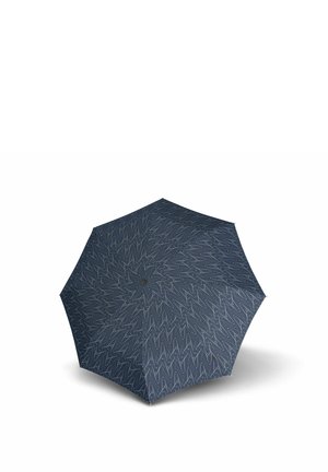 Geschlossener dunkelblauer Regenschirm mit weißem geometrischem Zickzackmuster und kleinen Punkten auf weißem Hintergrund.