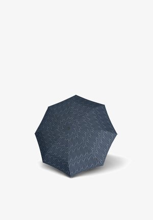 Geschlossener dunkelblauer Regenschirm mit weißem geometrischem Zickzackmuster und kleinen Punkten auf weißem Hintergrund.