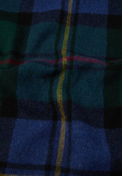 Tessuto di lana a quadri con quadrati verde scuro, blu e nero, accentuato da strisce gialle e rosse. Texture morbida con un design classico.