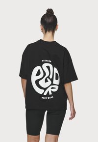 Pegador GABI HEAVY OVERSIZED TEE - Apdrukāts T-krekls - black