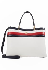 Valkoinen nahkainen olkalaukku, jossa on punaiset ja laivastonsiniset raidat, kultaiset yksityiskohdat ja kaksoiskahvat; mukana säädettävä laivastonsininen hihna monipuolisuutta varten.