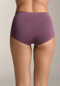 Mutande viola a vita alta con una texture liscia, elastico in vita e cuciture piatte, che garantiscono una vestibilità comoda.