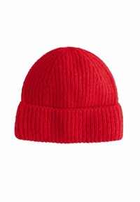 Bonnet tricoté rouge vif avec une texture côtelée et un ourlet replié, clairement conçu pour tenir chaud par temps froid.