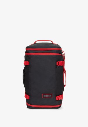Czarna plecak z czerwonymi akcentami, prostokątny kształt, boczna siateczkowa kieszeń, górny uchwyt i regulowane paski; z logo Eastpak z przodu.