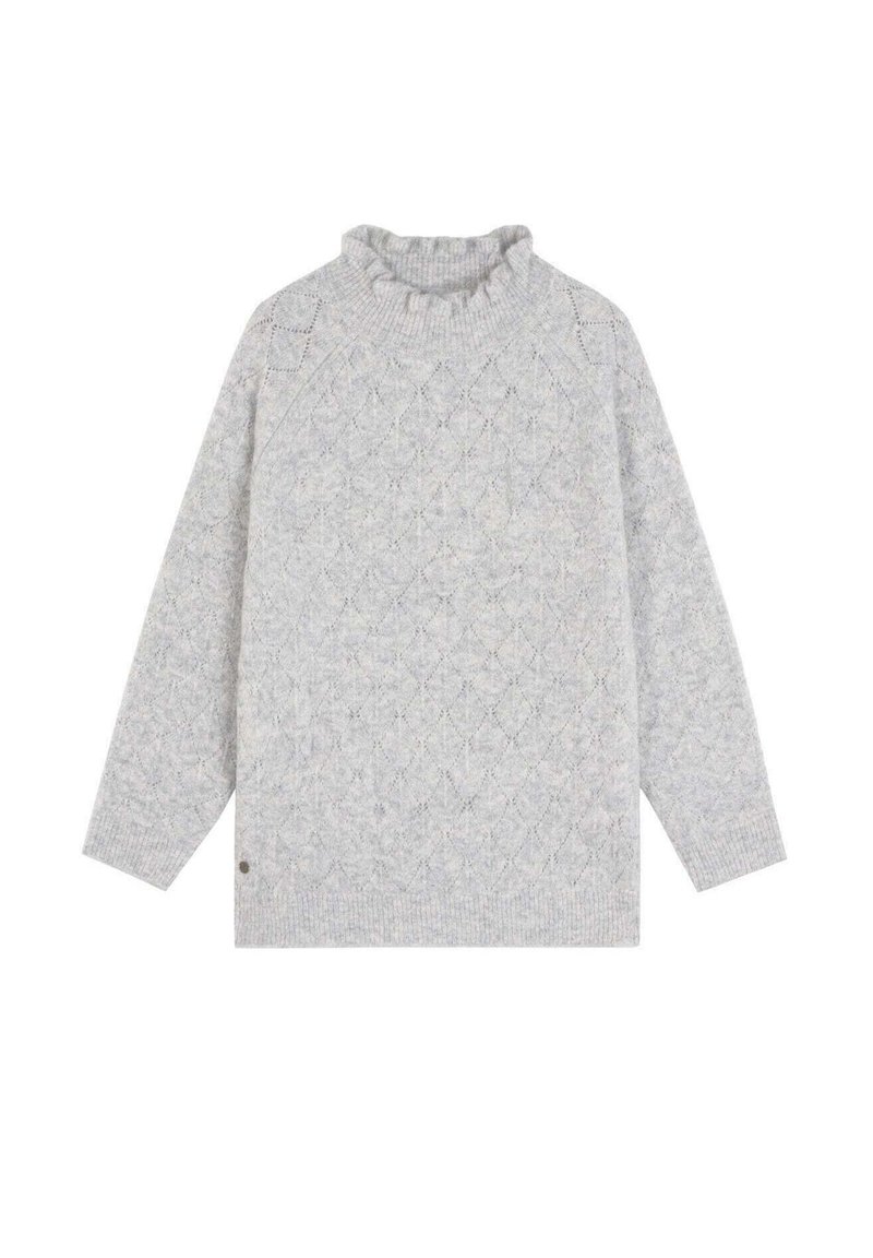 Suéter de punto gris claro con cuello tipo mock, patrón de diamante texturizado, hombros caídos y puños y dobladillo acanalados. Brillo sutil.