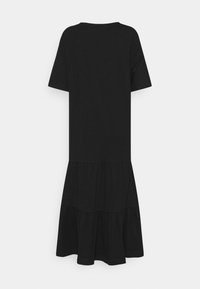 Svart bomulls klänning med korta ärmar och en lager-på-lager, utsvängd nederdel. Slät textur, avslappnad passform och enkel, rund halsringning.