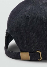 Dunkle Denim-Baseballkappe mit strukturierter Oberfläche, gebogenem Schirm und metallischem Riemenverschluss mit verstellbarer Schnalle auf der Rückseite.