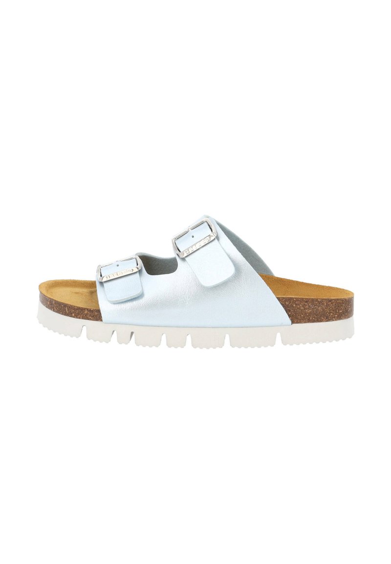 Sandalo piatto in metallizzato blu chiaro, con due cinturini regolabili e fibbie argentate, una zeppa in sughero e una suola in gomma bianca.