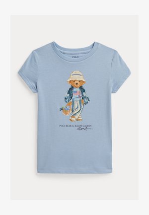 Jasnoniebieska koszulka z krótkim rękawem z grafiką misia w kapeluszu, dżinsowej kurtce i pasiastych spodniach, z koszykiem winogron.