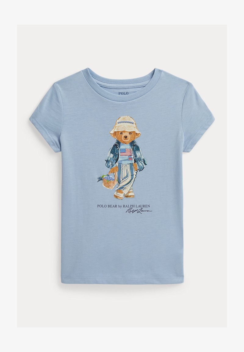 Γαλάζιο μπλουζάκι με κοντά μανίκια που παρουσιάζει ένα αρκουδάκι ντυμένο με καπέλο, τζιν μπουφάν και ριγέ παντελόνια, κρατώντας ένα καλάθι με σταφύλια.