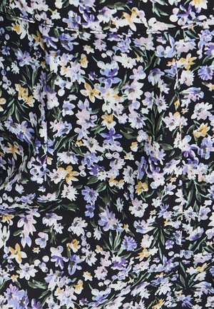 Ziedu raksts uz auduma ar nelieliem purpura, dzelteniem un baltiem zieds uz melna fona, ar zaļiem lapu akcentiem. Strukturēta virsma.