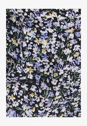 Ziedu raksts uz auduma ar nelieliem purpura, dzelteniem un baltiem zieds uz melna fona, ar zaļiem lapu akcentiem. Strukturēta virsma.