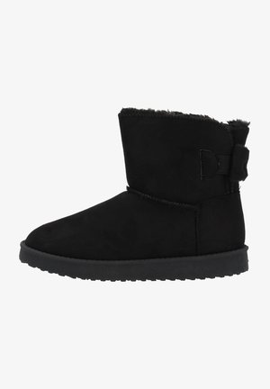 Zwarte enkelboot gemaakt van zacht suede, met een faux fur voering, een groot rubberen profiel en een decoratieve strik aan de achterkant.