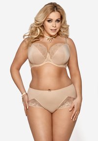 Beige bh en slip set met kantafwerking en een gladde stof. De bh heeft onderbedekking voor ondersteuning, terwijl de slip kantaccenten bevat.