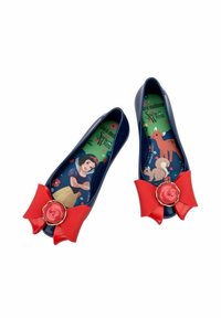 Navy ballet flats with red bow details; rubber material; decorative illustration of Snow White and animals on insoles; round rose accent.
