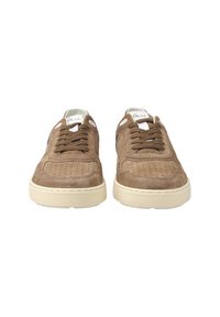Braune Wildleder-Sneakers mit durchbrochener Detail, flachen Schnürsenkeln und einer cremigen Gummisohle. Sie besitzen eine abgerundete Zehenpartie und weiße seitliche Akzente.