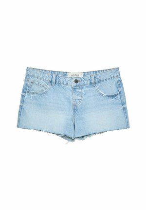 Shorts en denim bleu clair avec un ourlet effiloché, un design à cinq poches et une fermeture à bouton à l'avant. Fabriqués en tissu doux et texturé.