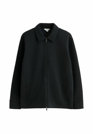 Černá dlouhá bunda s límečkem, předním zipem a dvěma vertikálními bočními kapsami, vystavená na bílém pozadí.