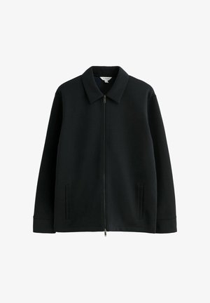 Černá dlouhá bunda s límečkem, předním zipem a dvěma vertikálními bočními kapsami, vystavená na bílém pozadí.