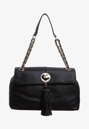 Czarna skórzana torebka z klapą, złotymi okuciami, łańcuszkowym paskiem oraz ozdobnym chwostem. Na przedniej stronie znajduje się okrągłe logo.