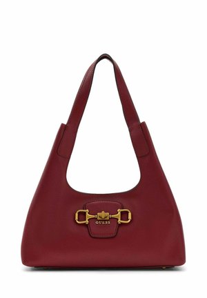 Sac à bandoulière en cuir bordeaux avec une large sangle, des ferrures dorées et le logo Guess sur le détail du fermoir avant.