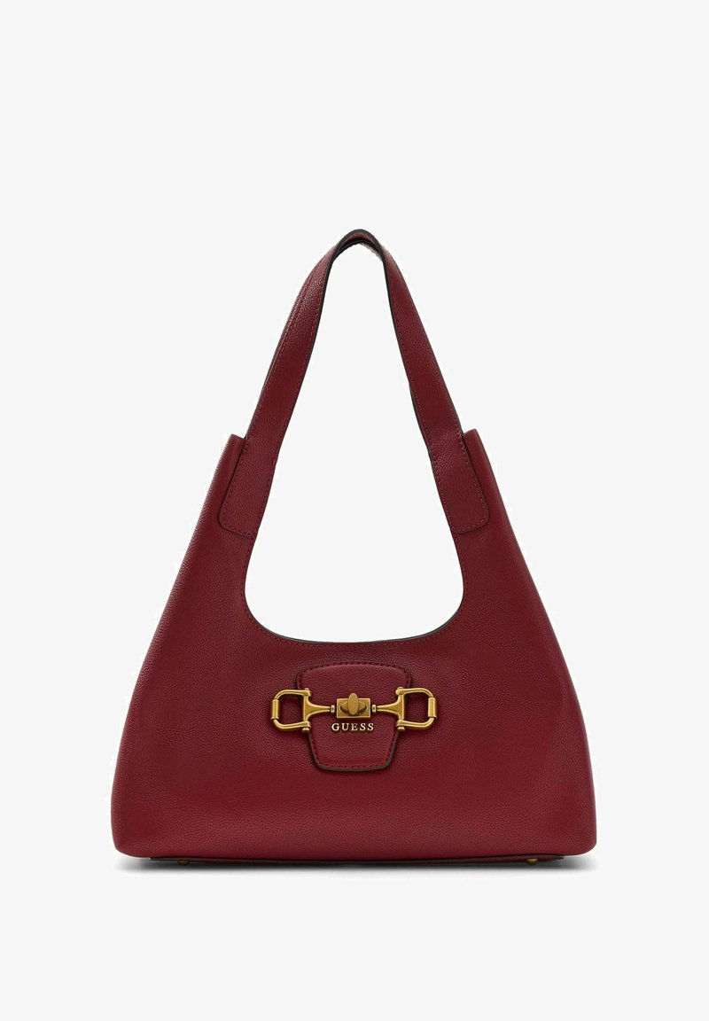 Sac à bandoulière en cuir bordeaux avec une large sangle, des ferrures dorées et le logo Guess sur le détail du fermoir avant.