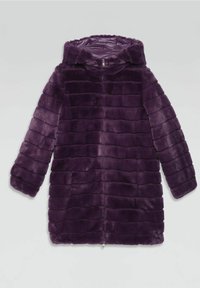 Abrigo de piel sintética morado con capucha, que presenta un diseño acolchado, cremallera frontal completa y mangas largas. Textura suave con rayas horizontales.