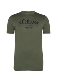 Oliwkowa bawełniana koszulka z krótkim rękawem, okrągłym dekoltem i czarnym nadrukiem tekstu "s.Oliver ELEVATED ESSENTIALS SINCE 1969."