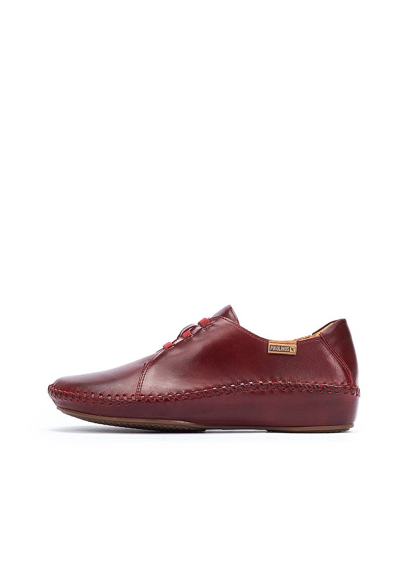 Zapato de cuero rojo con un diseño elegante, forma redondeada y detalle de costuras laterales. Presenta un perfil bajo y un cierre de cordones sencillo.