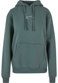 Sweat à capuche vert avec poche kangourou avant et cordons, avec petit logo blanc écrit sur la poitrine.