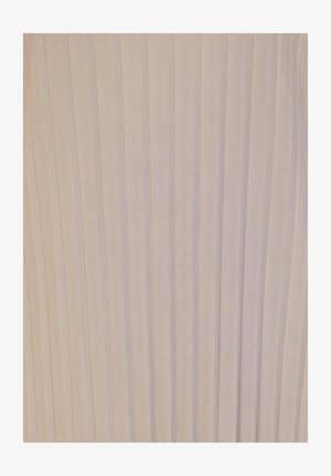 Lys beige stof med lodrette plisseringer, der skaber et teksturelt mønster. Materialet fremstår blødt og glat med en subtil glans.