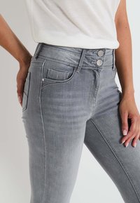 Grain de Malice RACCOURCI HANOI - Vaqueros pitillo - grey