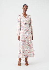 Langärmliges Wickelkleid aus leichtem Stoff mit Blumenmustern in Rot, Pink, Blau und Grün. Verfügt über eine gebundene Taille und eine fließende Silhouette.