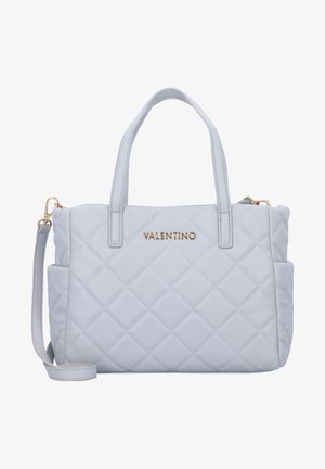 Sac à main matelassé bleu clair avec quincaillerie dorée et un logo. Il comprend des poignées doubles, une bandoulière amovible et des poches latérales pour un rangement supplémentaire.