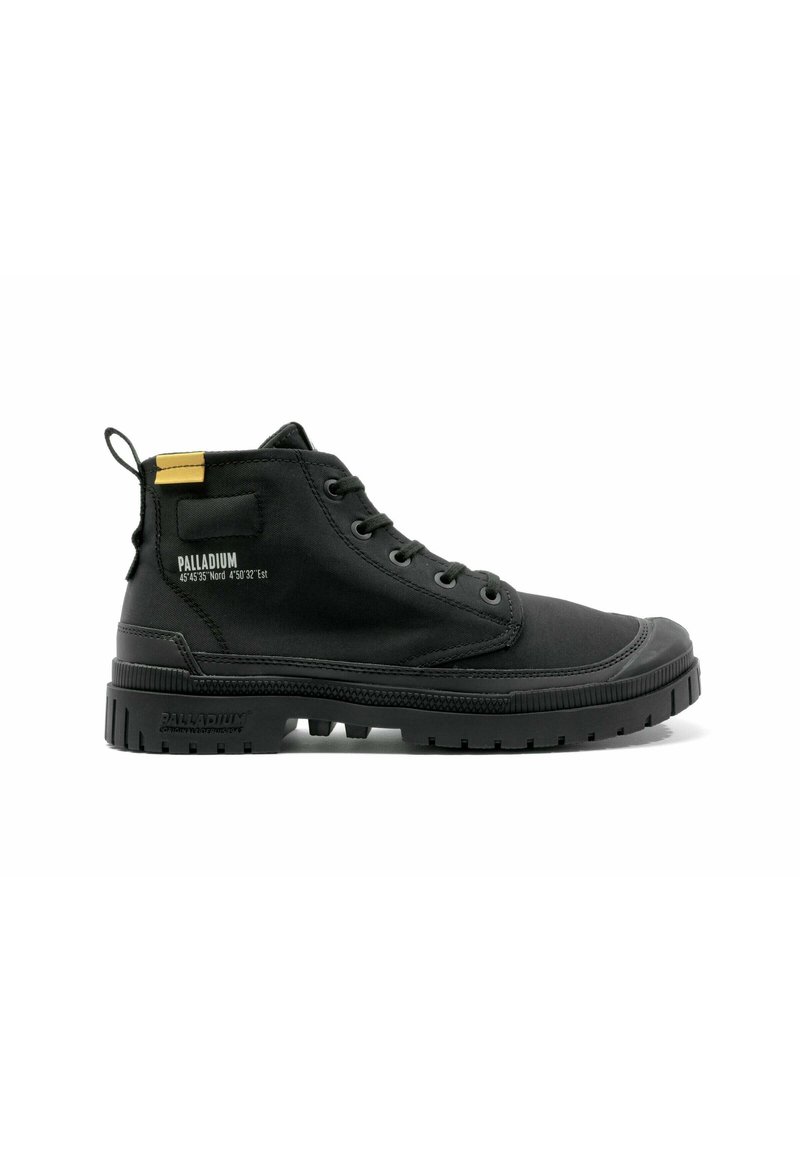 Bottines noires en toile, avec une semelle en caoutchouc épaisse, un bout rond, six œillets et un accent doré sur le talon.