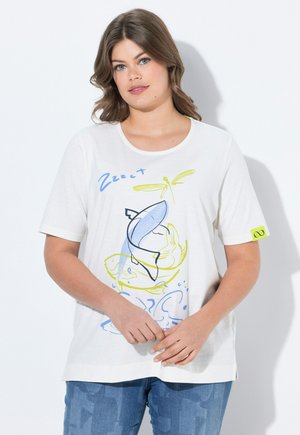 Weißes Kurzarm-T-Shirt aus Baumwolle, mit blauen und grünen Fischen sowie Drachenfliegen-Grafiken. Mit runder Ausschnittlinie und gelben Akzenten.