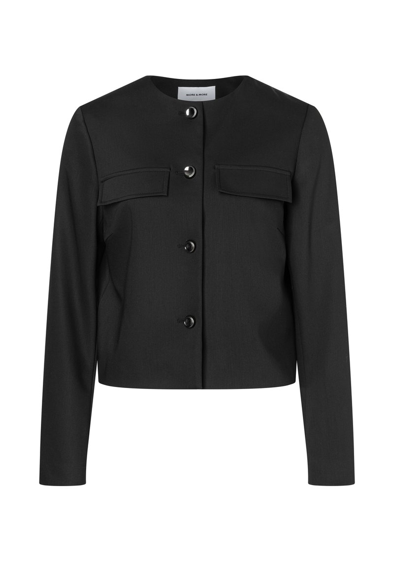 Schwarze kurz geschnittene Jacke mit rundem Ausschnitt, zwei Brusttaschen und sechs Knöpfen vorne. Gefertigt aus glattem Stoff mit taillierter Passform.