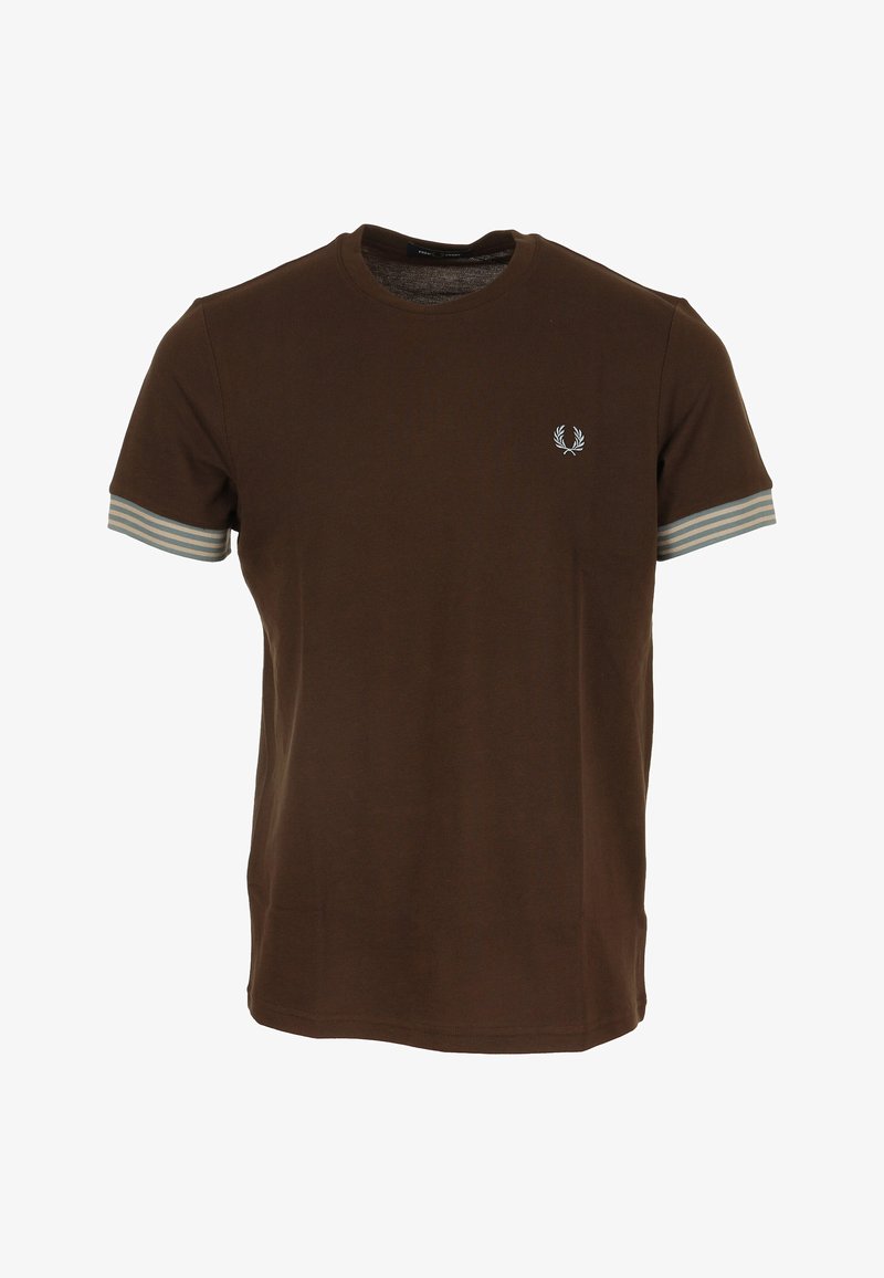 Bruine korte mouwen t-shirt gemaakt van katoen. Heeft gestreepte blauwe en witte accenten op de mouwen en een klein geborduurd logo op de borst.