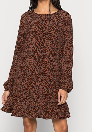 Robe imprimée léopard marron avec des manches longues, un col rond et un ourlet à volants. Fabriquée en tissu léger, elle présente une coupe confortable.