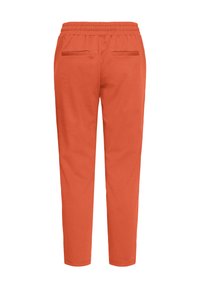 Rozsdavörös, szűkített szárú nadrág rugalmas derékpánttal és két hátsó paszpólos zsebbel, hátulról fehér háttér előtt bemutatva.