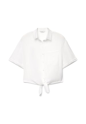 Camicia bianca a maniche corte con bottoni, colletto, taschino frontale e nodo annodato all'orlo, mostrata su sfondo bianco.