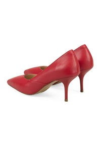 Une paire de chaussures à talons hauts en cuir rouge pour femmes, avec des bouts pointus et des talons stiletto fins, sur un fond blanc.
