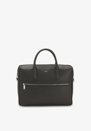 Zwarte, getextureerde lederen aktetas met dubbele handgrepen, een ritsvak aan de voorkant en een zilveren BOSS-logo, gecentreerd boven het vak.