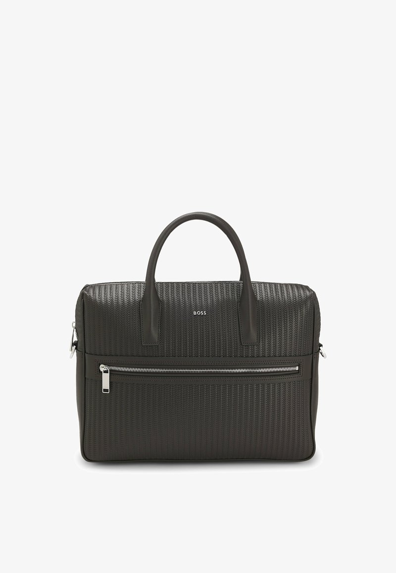 Mallette en cuir texturé noir avec doubles poignées, poche avant zippée et logo argenté BOSS centré au-dessus de la poche.