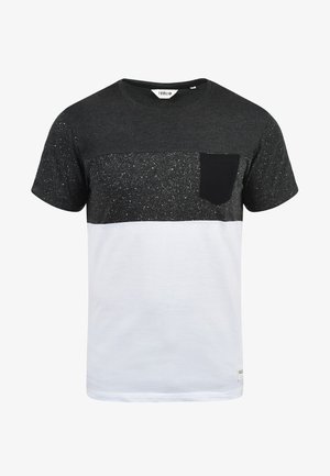 T-maica s kratkim rukavima s teksturiranim gornjim panelom u crnoj i sivoj boji, bijelim donjim panelom i crnim džepom na prsima. Izrađena od pamučne mješavine.