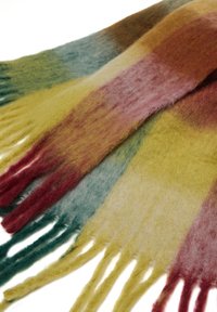 Scarf multicolore con strisce verdi, gialle e bordeaux. Realizzato in morbido lana con bordi frangiati e una texture spazzolata.