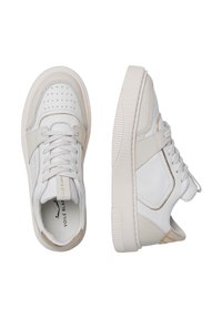 Bílé kožené tenisky s perforovanou špičkou, šedými akcenty a texturovanou gumovou podrážkou. Šněrovací design s polstrovanou stélkou.