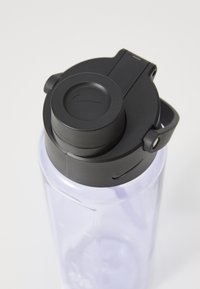 Bouteille d'eau en plastique transparent avec un couvercle à vis noir, arborant un logo et un bec verseur à charnière ; surface lisse, forme cylindrique.