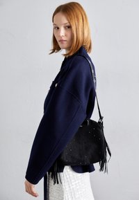 Soma ar siksnu pāri ķermenim - noir